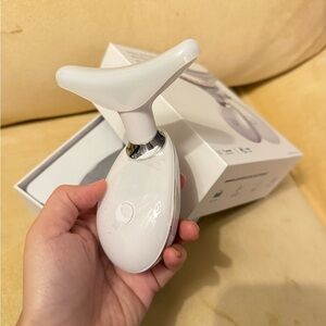 Facial massager, 7 Colors LED Beauty Tool